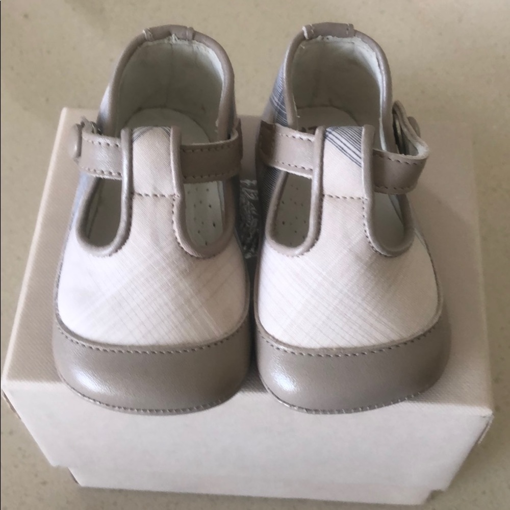 Burberry baby shoes